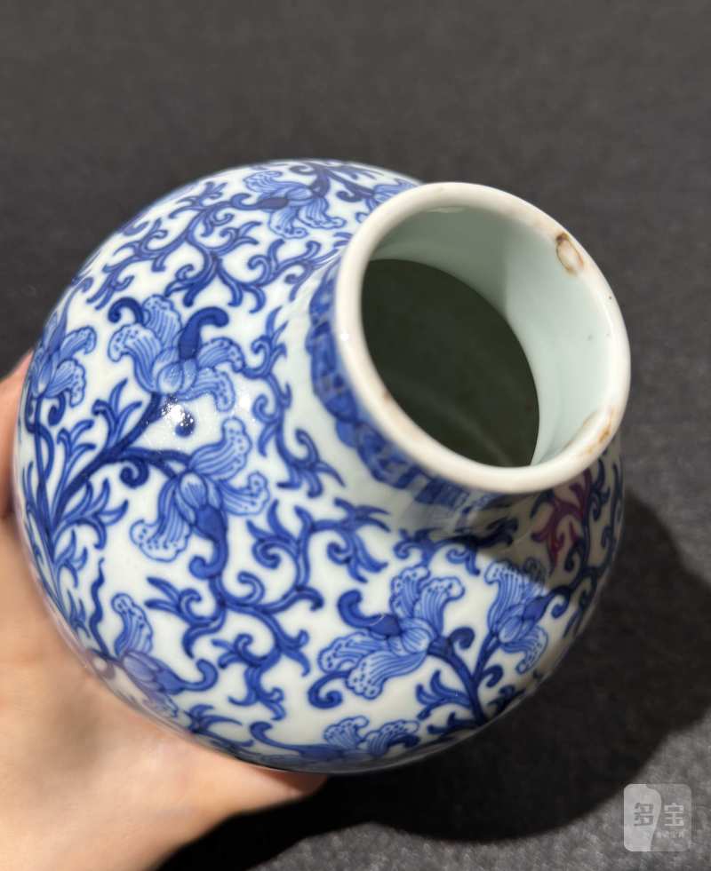 清乾隆 青花缠枝宝相花纹萝卜瓶 - 图6